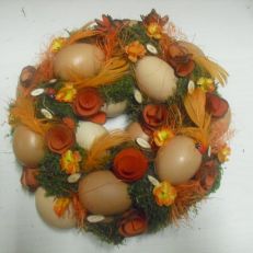Velikonoční závěsný věnec mechový menší s vajíčky