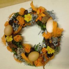 Velikonoční věnec s vajíčky a růžičkami