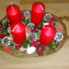 Adventní košíček se 4 svíčkami červený