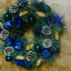 Vánoční závěsný věnec chvojkový menší modrý