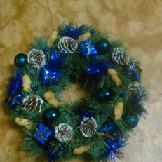 Vánoční závěsný věnec chvojkový menší modrý